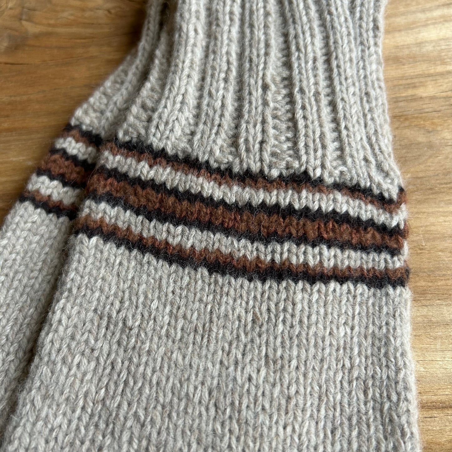 Siltās zeķes 41.-43.izm. gaiši brūnā krāsā ar tumšāk brūniem ornamentiem (MAFE 18)