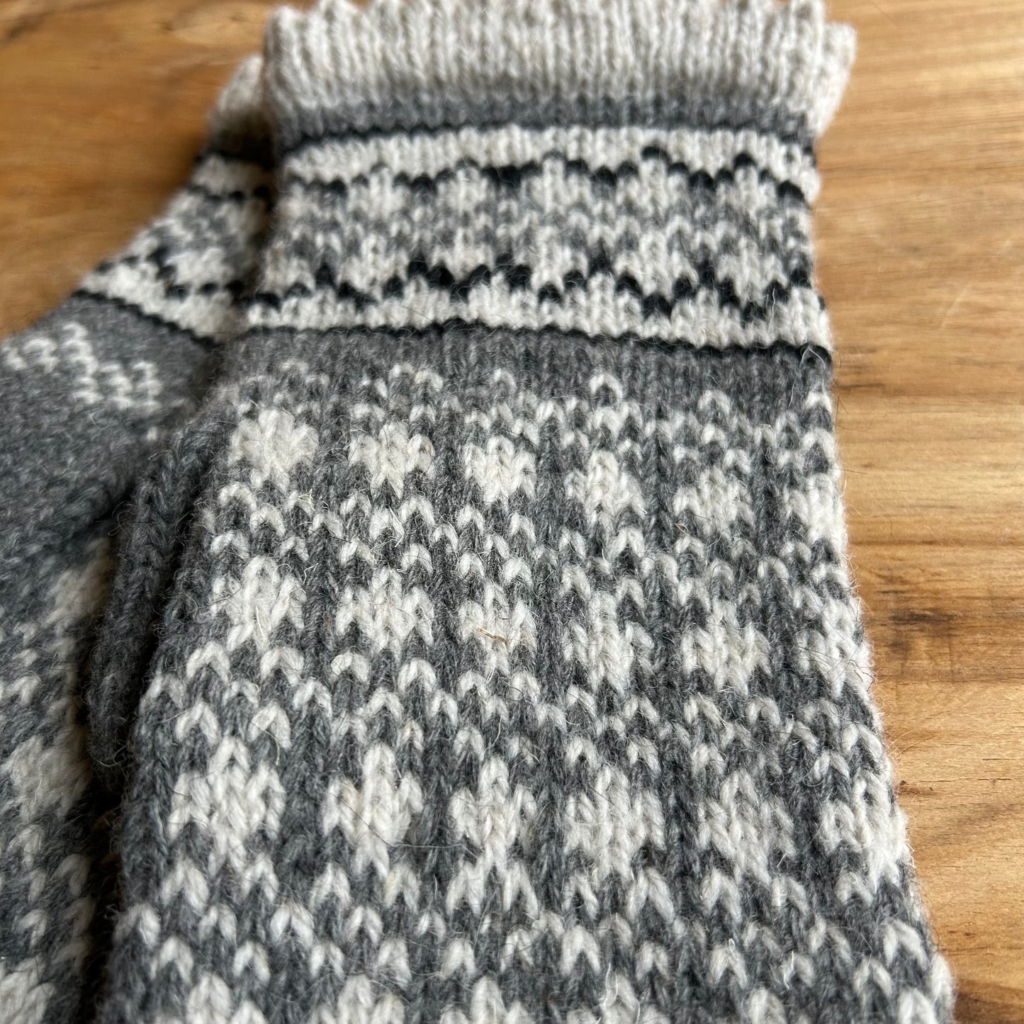 Gaiši pelēki sieviešu dūraiņi ar tumši pelēkiem ornamentiem (MAFE 10)