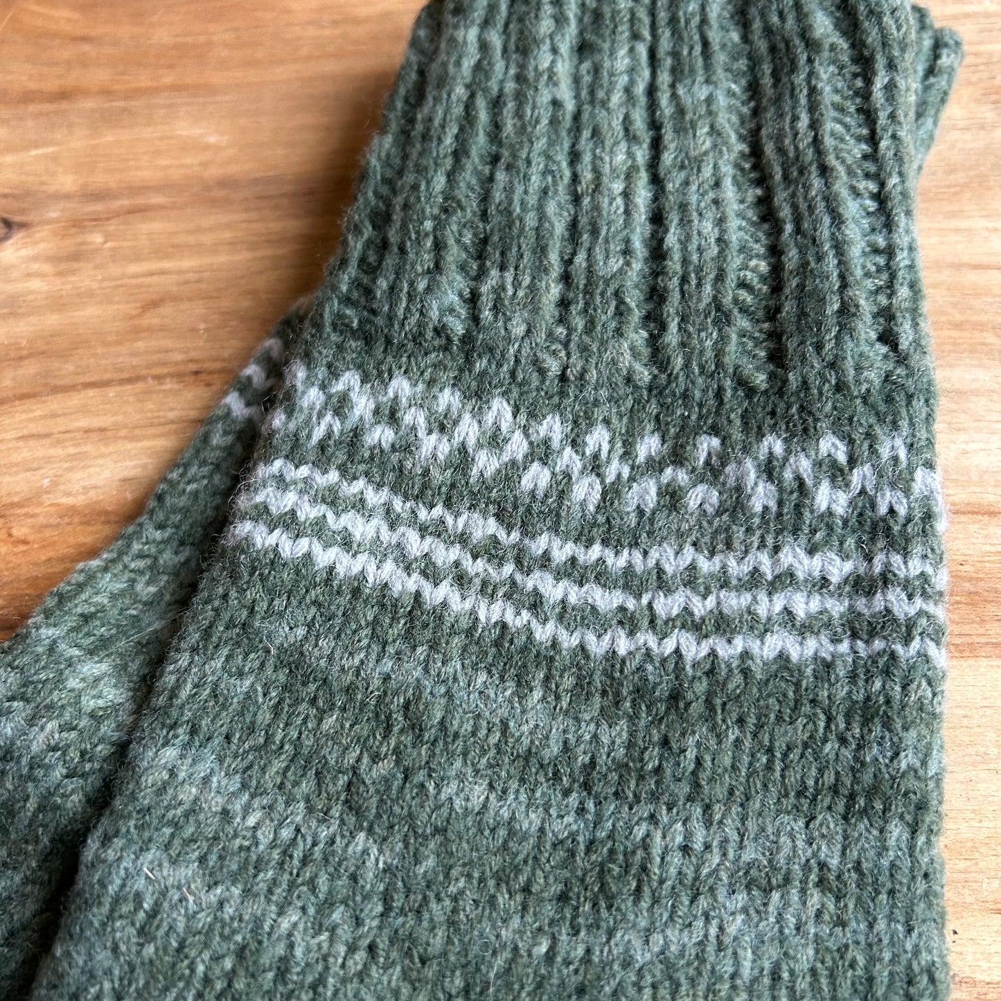 Siltās zeķes 43.-45.izm. zaļā krāsā  ar pelēkiem ornamentiem (MAFE 12)