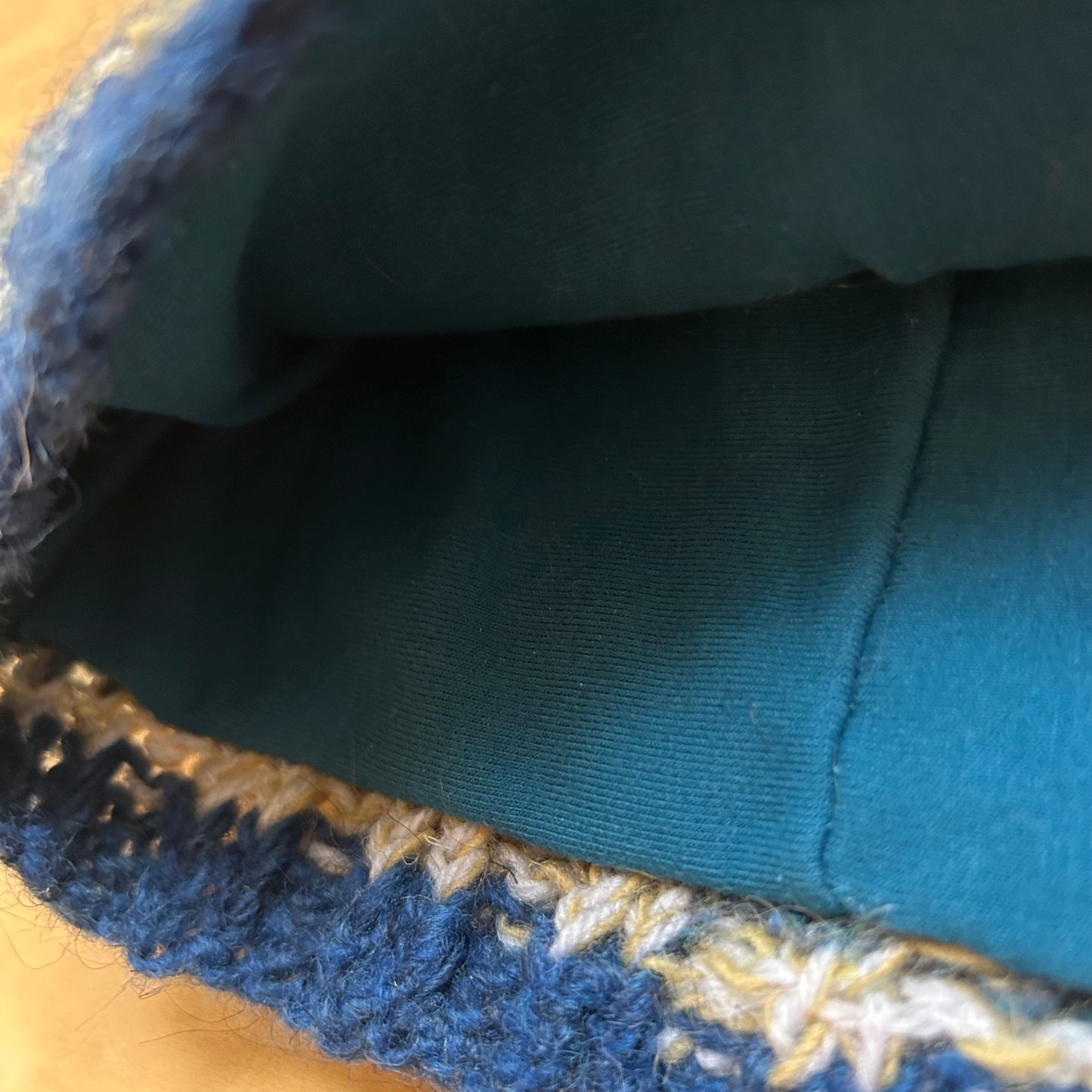 Adīta rakstaina raiba cepure  ar bumbuli (RUTO 8)