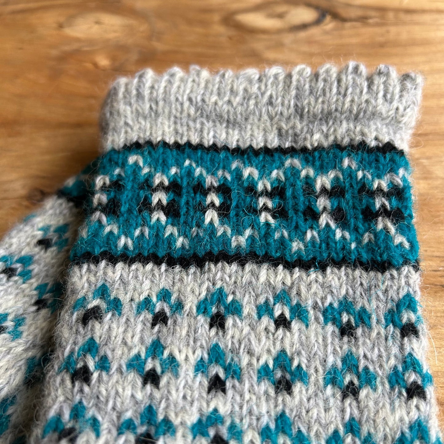 Pelēki sieviešu dūraiņi ar zilganzaļiem un melniem ornamentiem (MAFE 6)