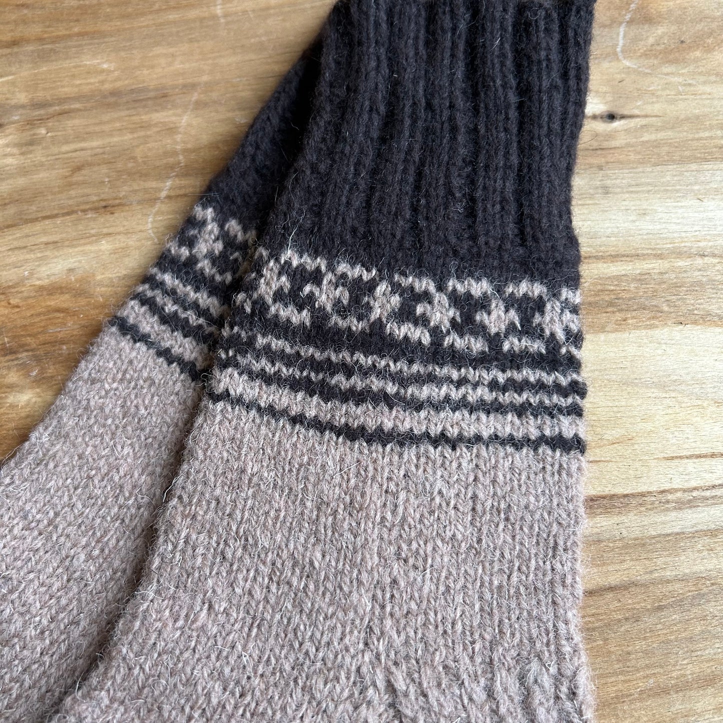 Siltās zeķes 40.-42.izm. gaiši brūnā krāsā ar tumši brūniem ornamentiem stulmu (MAFE 14)