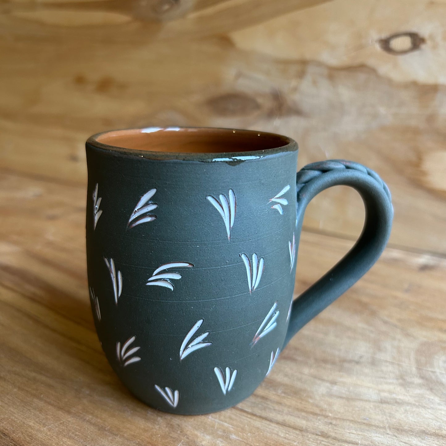 Tumši zaļgana māla krūze  (MASP 130)