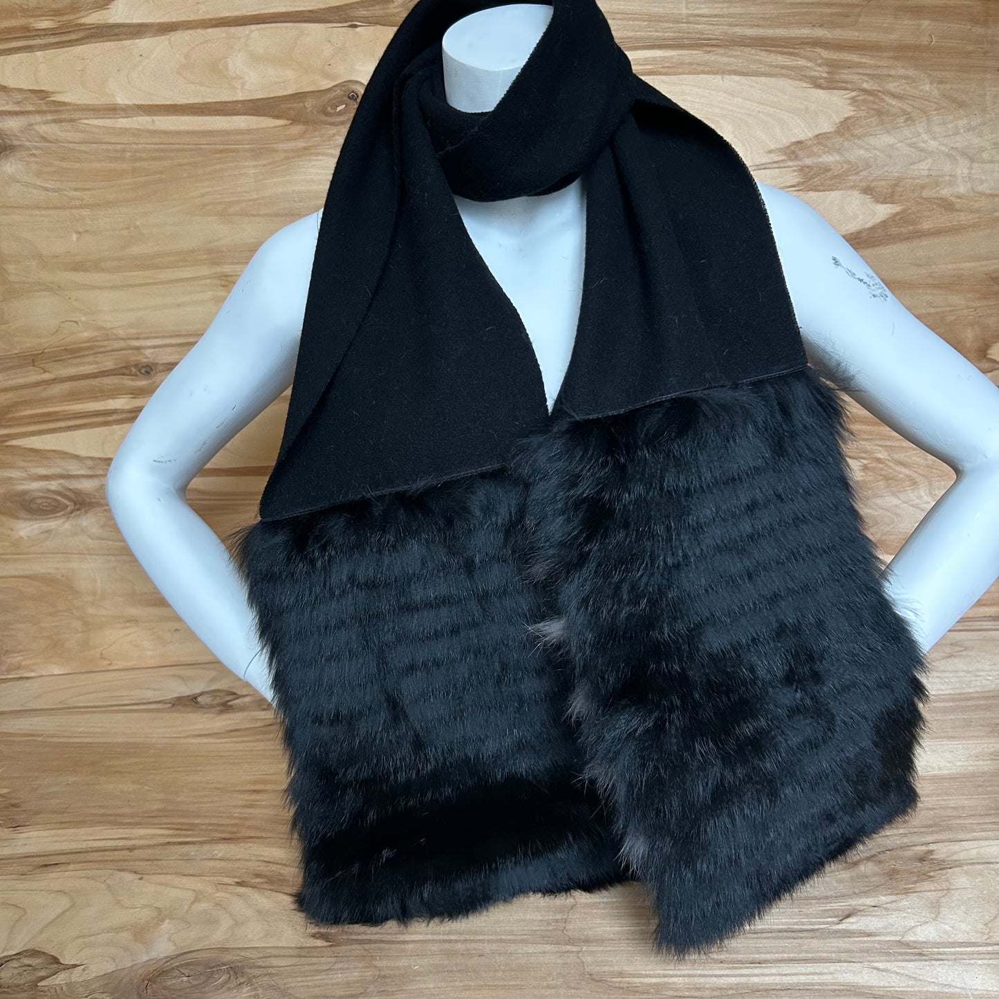 Melna vilnas šalle ar melnu un brūnu truša vilnas dekoratīvu malu (JĀNA 47)