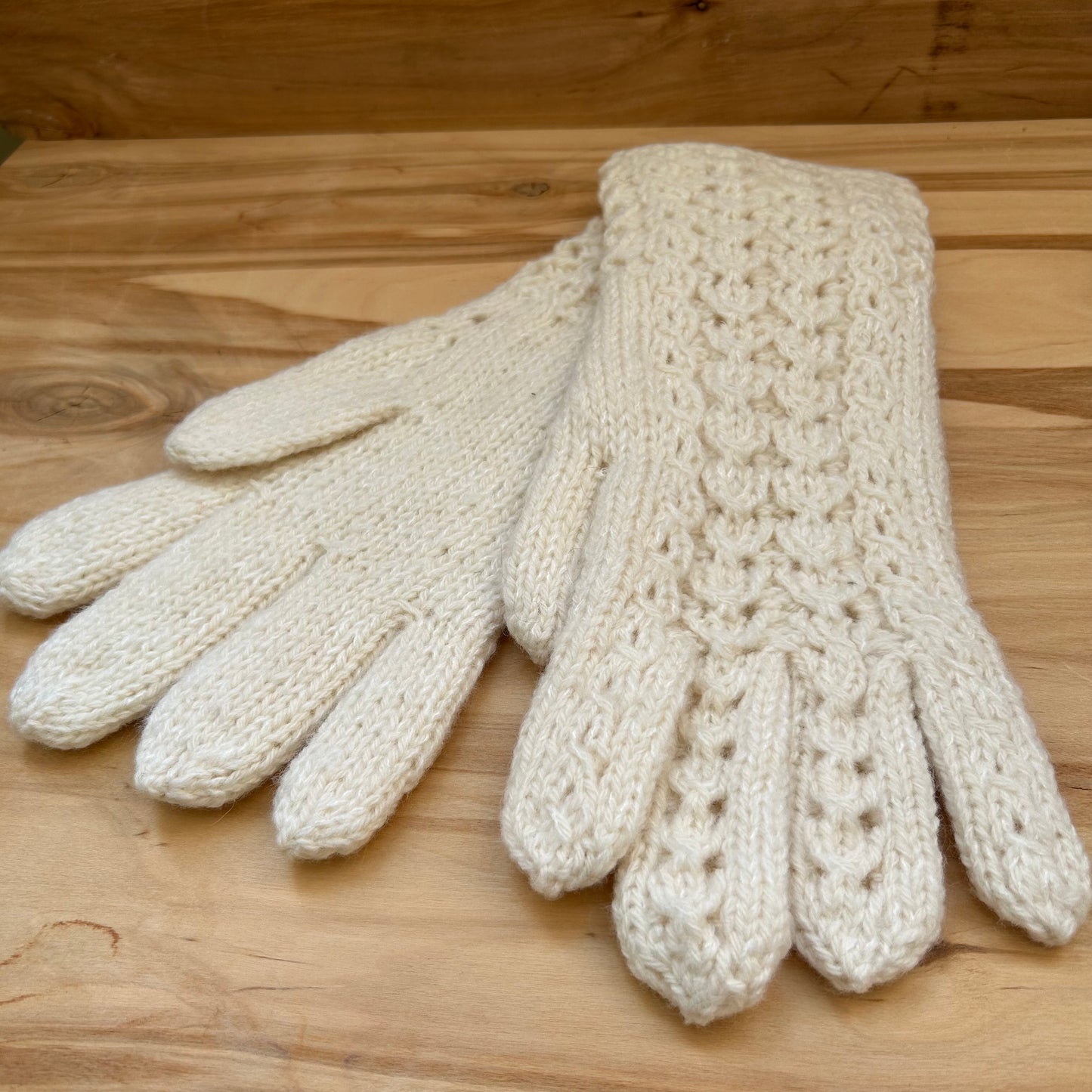 Rokām adīti balti pirkstaini cimdi (DZTO 94)