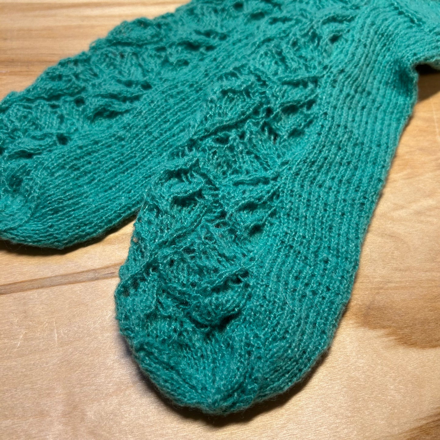 Zaļas krāsas mežģīņu adījuma siltās zeķes 37.-39. izm. (SITĒ 38)