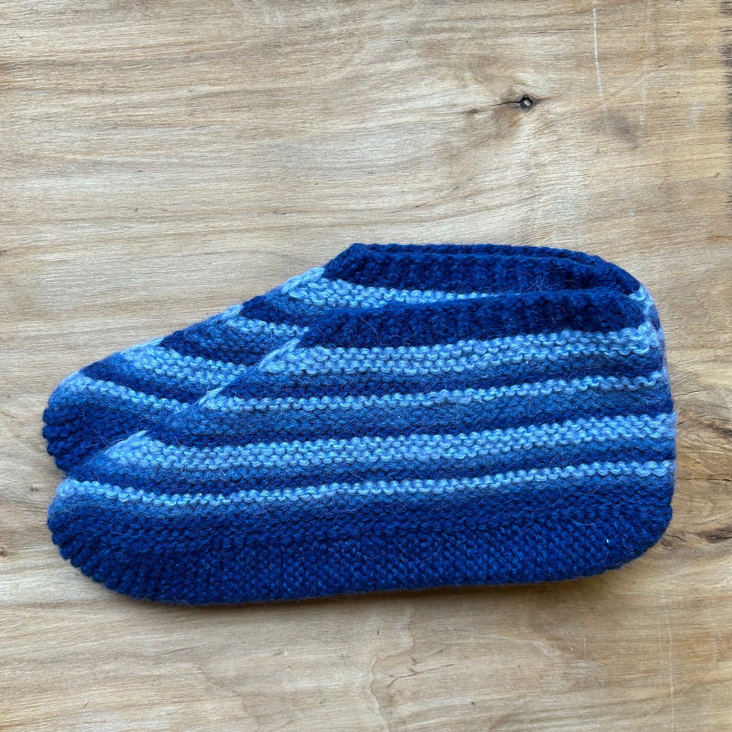 Adītas vilnas čībiņas 36.-38.izm. zilā krāsā ar zilām strīpiņām (DAKU 29)