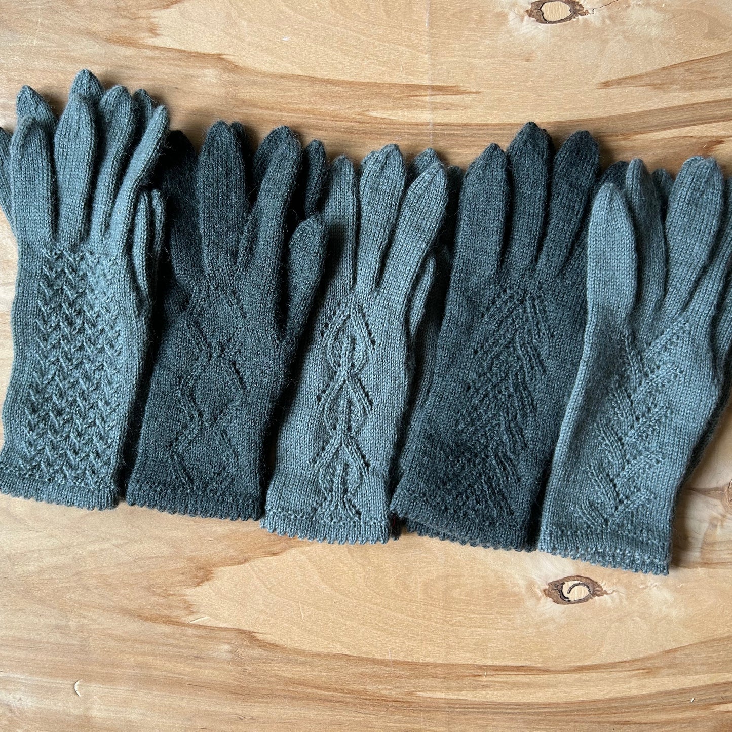 Rokām adīti gaiši pelēkzaļi pirkstaiņi ar skujiņas rakstu plaukstas virspusē (INVA 51)