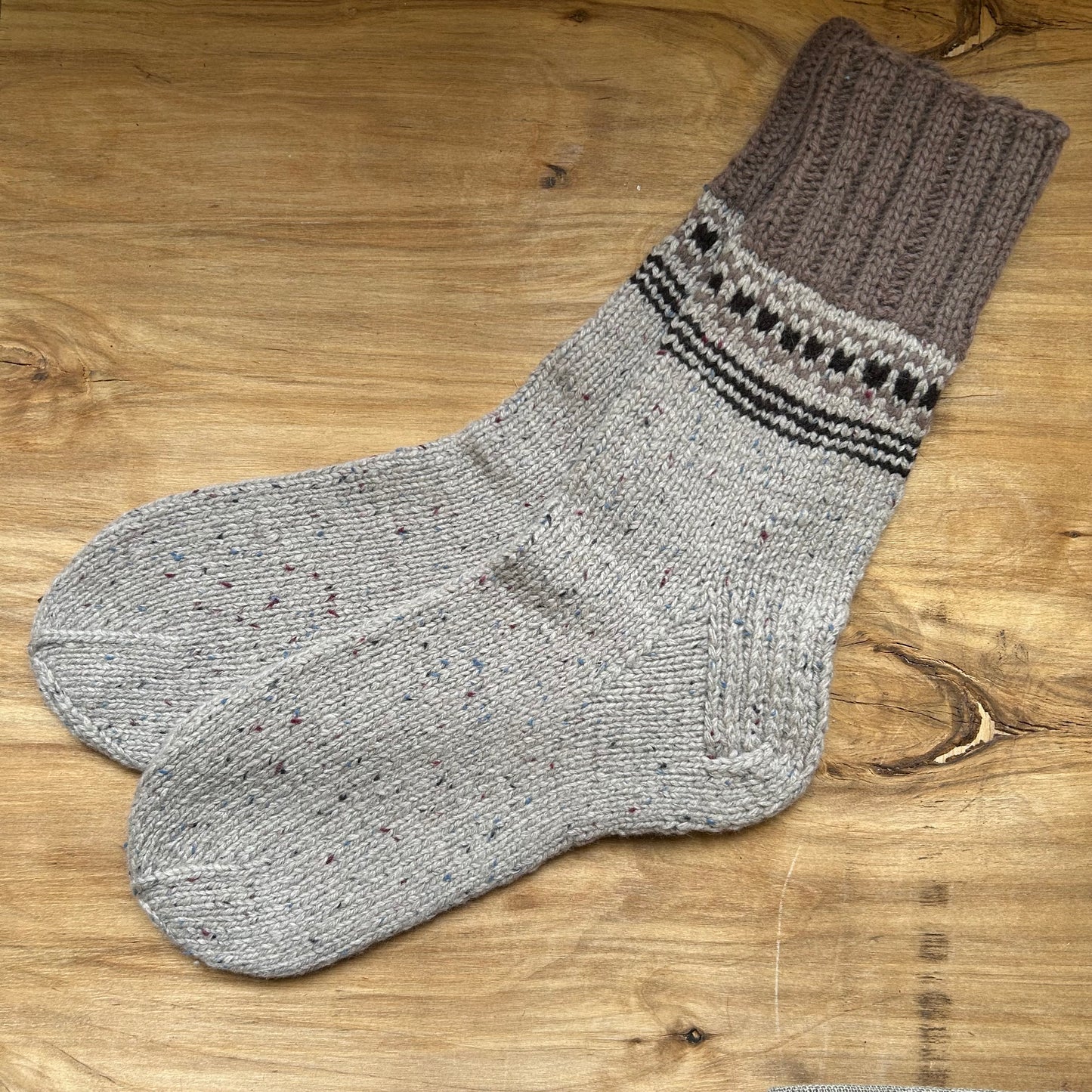 Siltās zeķes 40.-42.izm. gaiši brūnā krāsā ar tumšāk brūniem ornamentiem (MAFE 19)