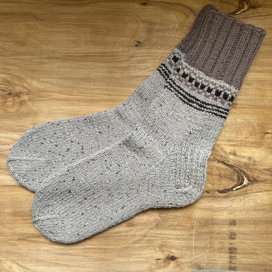 Siltās zeķes 40.-42.izm. gaiši brūnā krāsā ar tumšāk brūniem ornamentiem (MAFE 19)