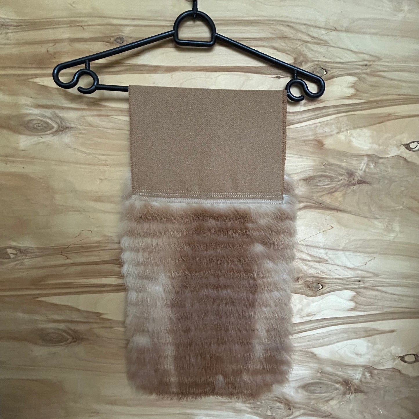 Gaiši brūna vilnas šalle gaiši brūnu truša vilnas dekoratīvu malu (JĀNA 38)