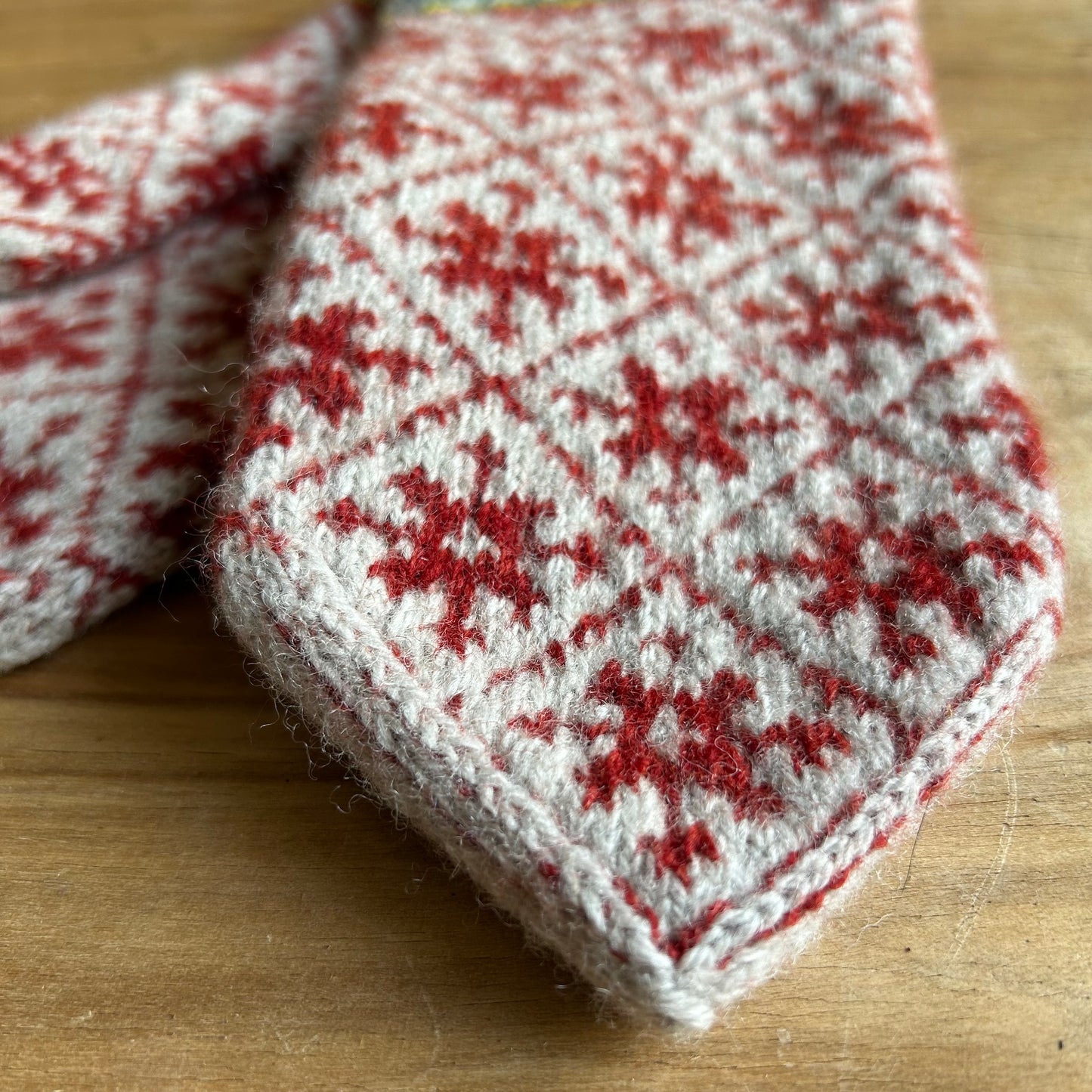 Vilnas dūraiņi ar sarkaniem zvaigznīšu rakstiem rombiņos (AIDZ 39)