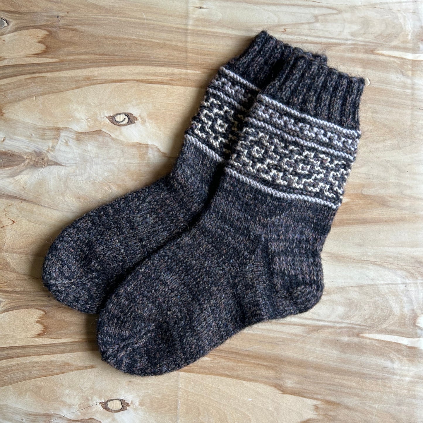 Siltās zeķes 45.-47.izm. raibas brūnas zeķes ar gaiši brūniem ornamentiem (MALI 45)