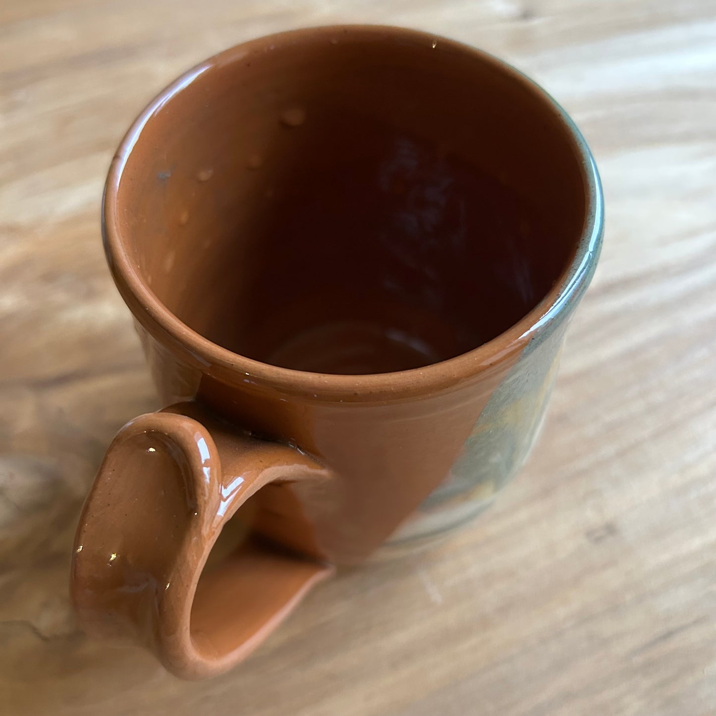 Brūna māla krūze ar glazūras rakstu  (MASP 120)