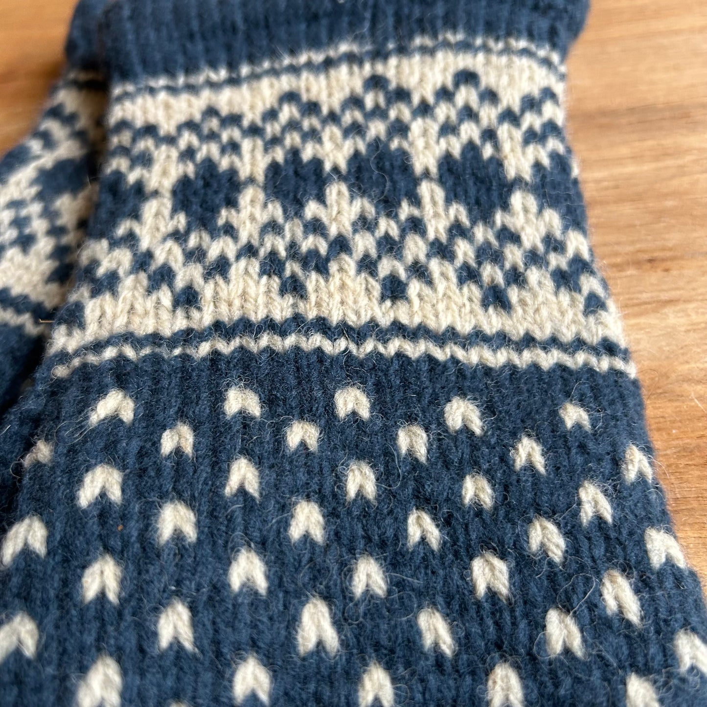 Zilganzaļi sieviešu dūraiņi ar baltiem ornamentiem (MAFE 4)