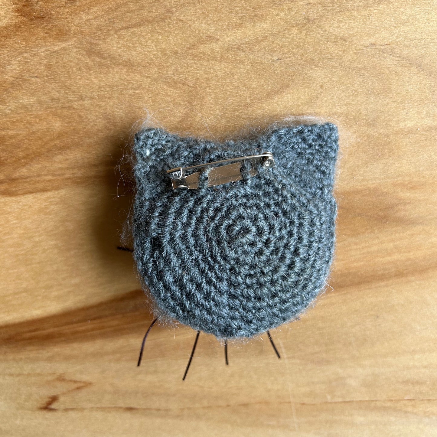 Tamborēta broša Pelēks kaķis (INBA 23)