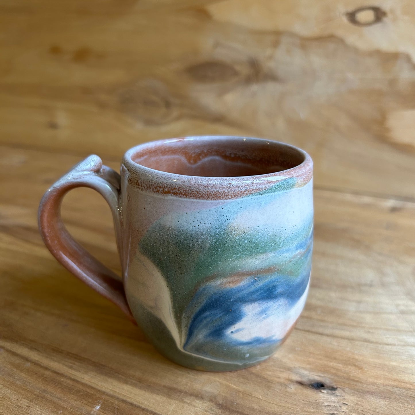 Brūna māla krūze ar glazūras rakstu  (MASP 123)