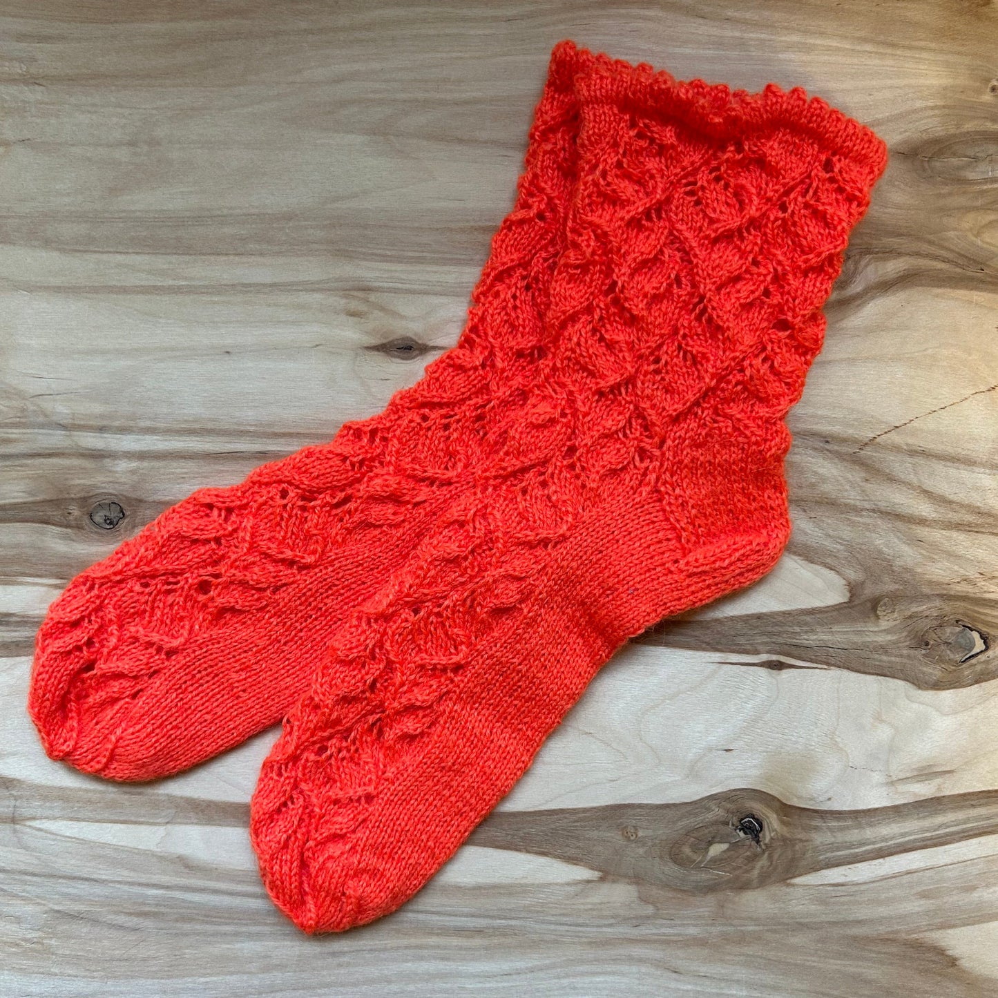 Oranžas krāsas mežģīņu adījuma siltās zeķes 38.-40. izm. (SITĒ 31)