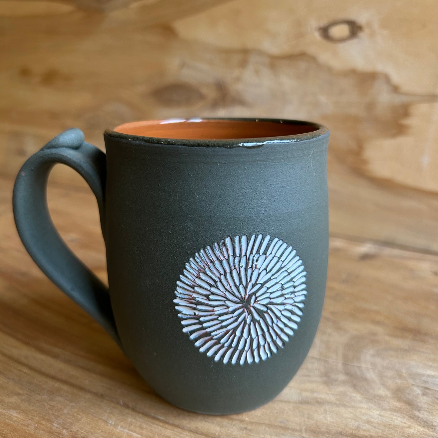 Tumši zaļgana māla krūze  (MASP 131)