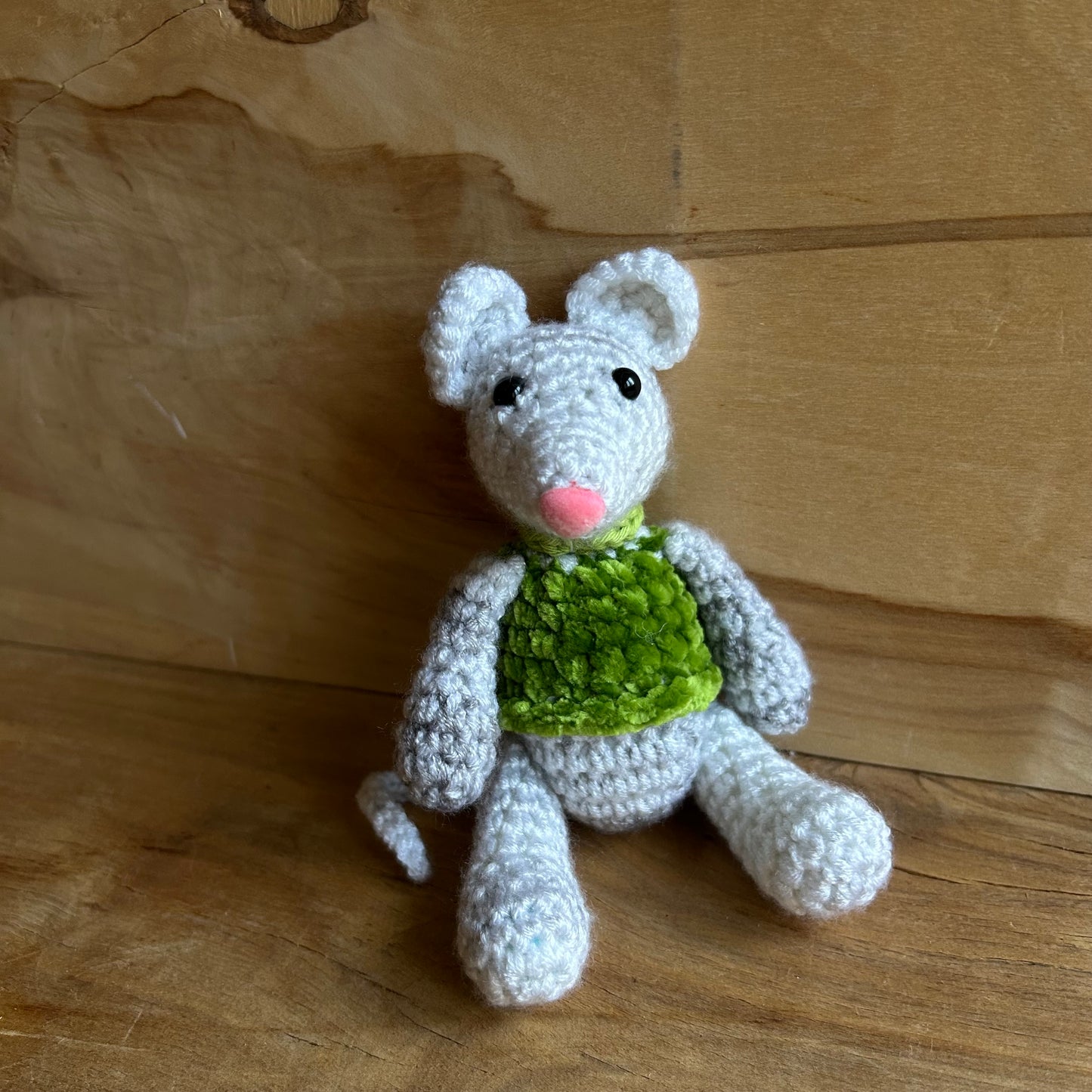 Tamborēta gaiša pelīte zaļā džemperītī (AIPU 129)