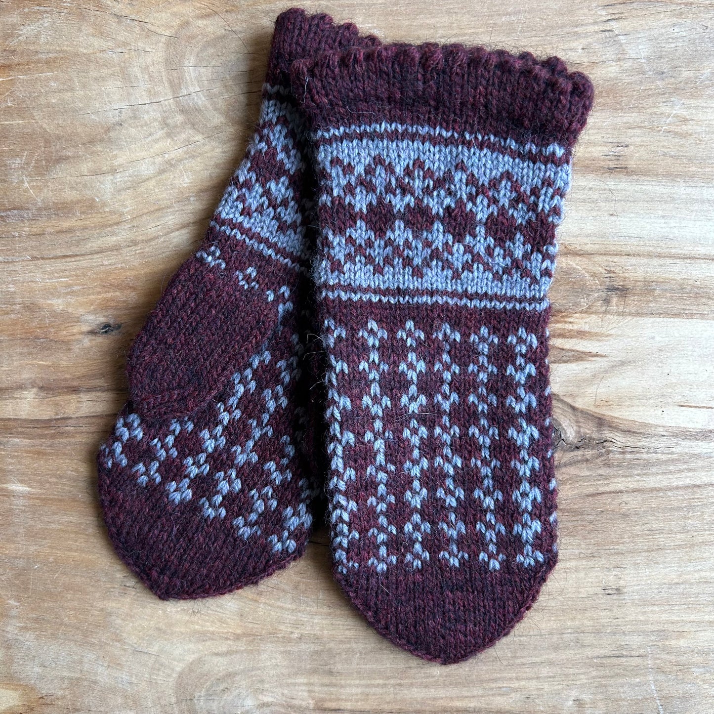 Brūni sieviešu dūraiņi ar pelēkiem ornamentiem (MAFE 7)