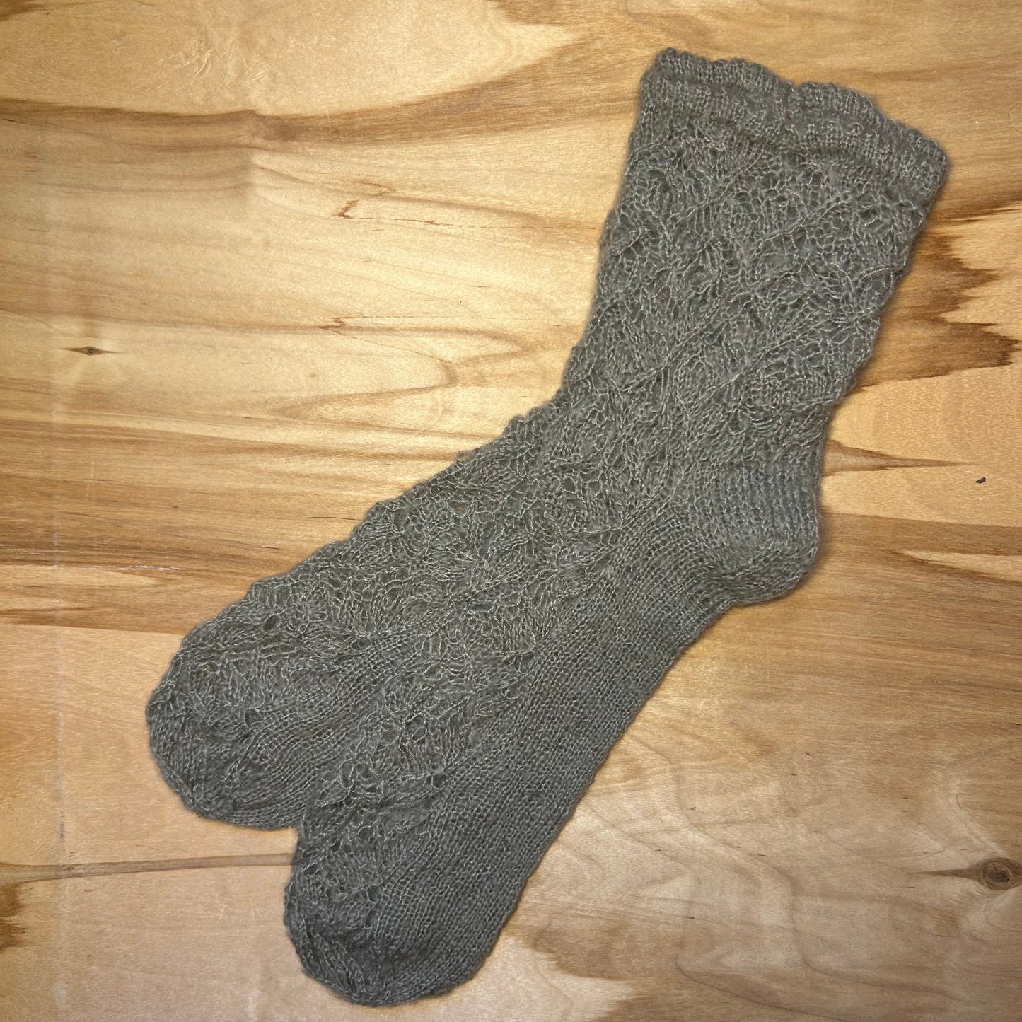 Gaiši pelēkas krāsas mežģīņu adījuma siltās zeķes 40.-42. izm. (SITĒ 37)