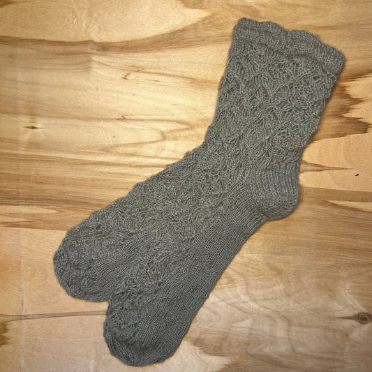 Gaiši pelēkas krāsas mežģīņu adījuma siltās zeķes 40.-42. izm. (SITĒ 37)