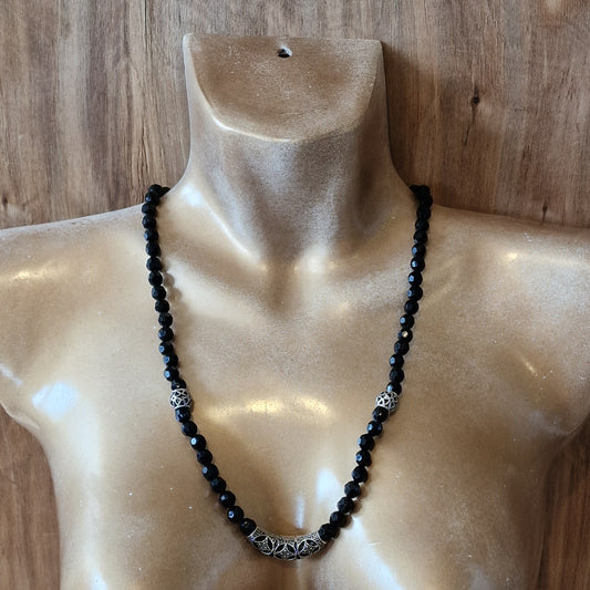 Black necklace with silver decorative elements (DAMI 8)