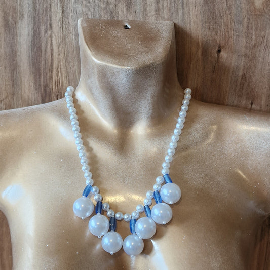 White necklace with large pearls at the bottom (DAMI 9)