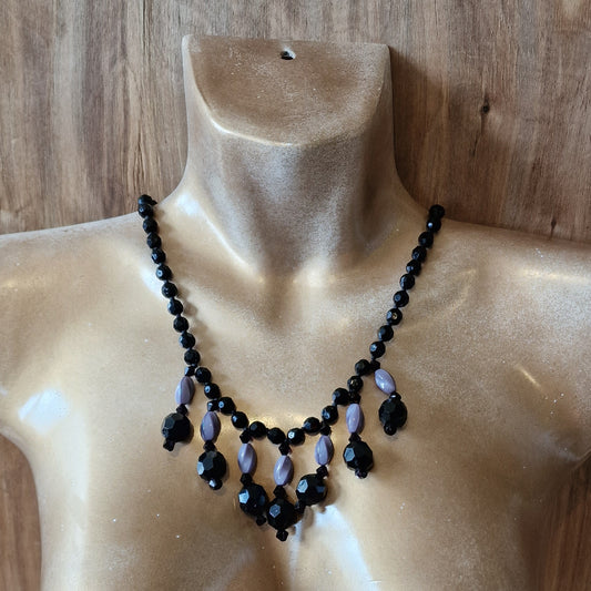 Black necklace with larger pearls at the bottom (DAMI 10)