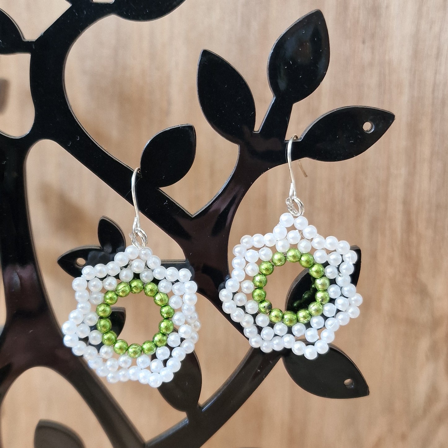 White earrings with green beads in the shape of a flower (DAMI 11)