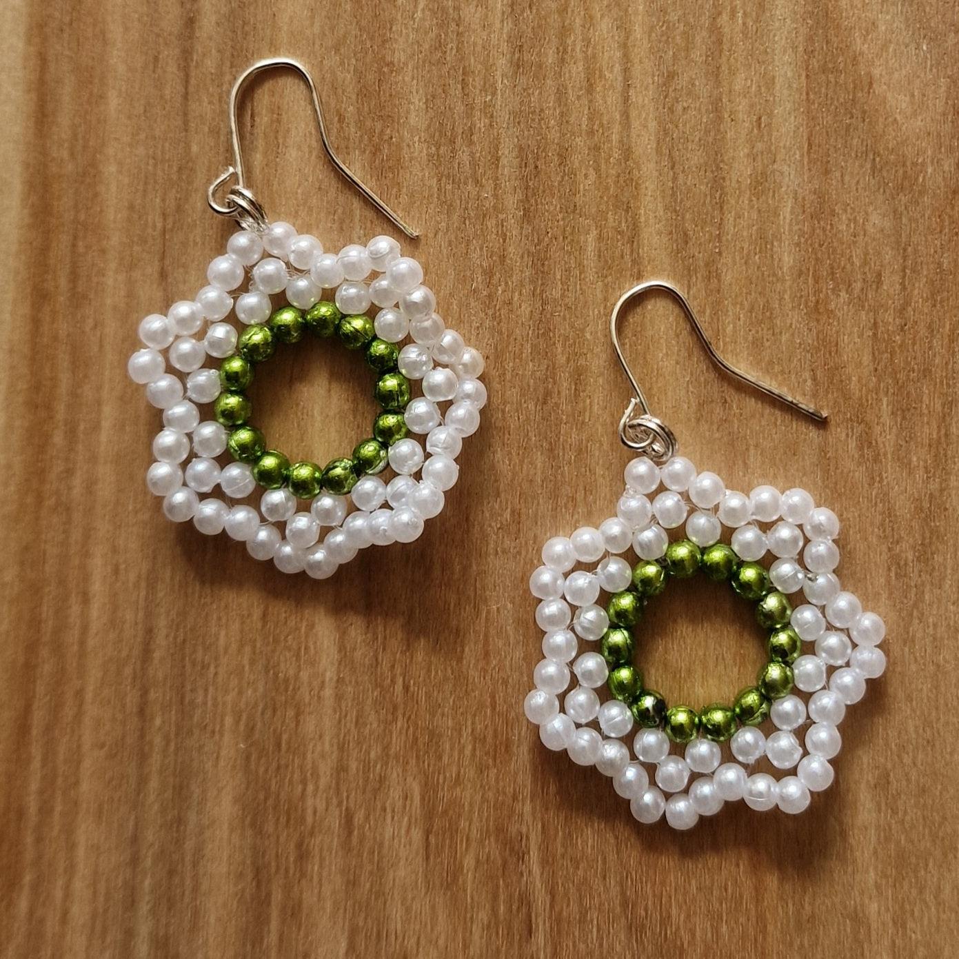 White earrings with green beads in the shape of a flower (DAMI 11)