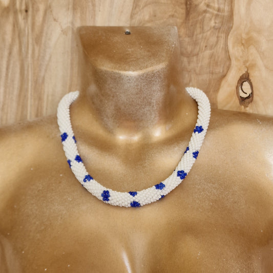 White tunnel pearl necklace with blue accents (DAMI 19)