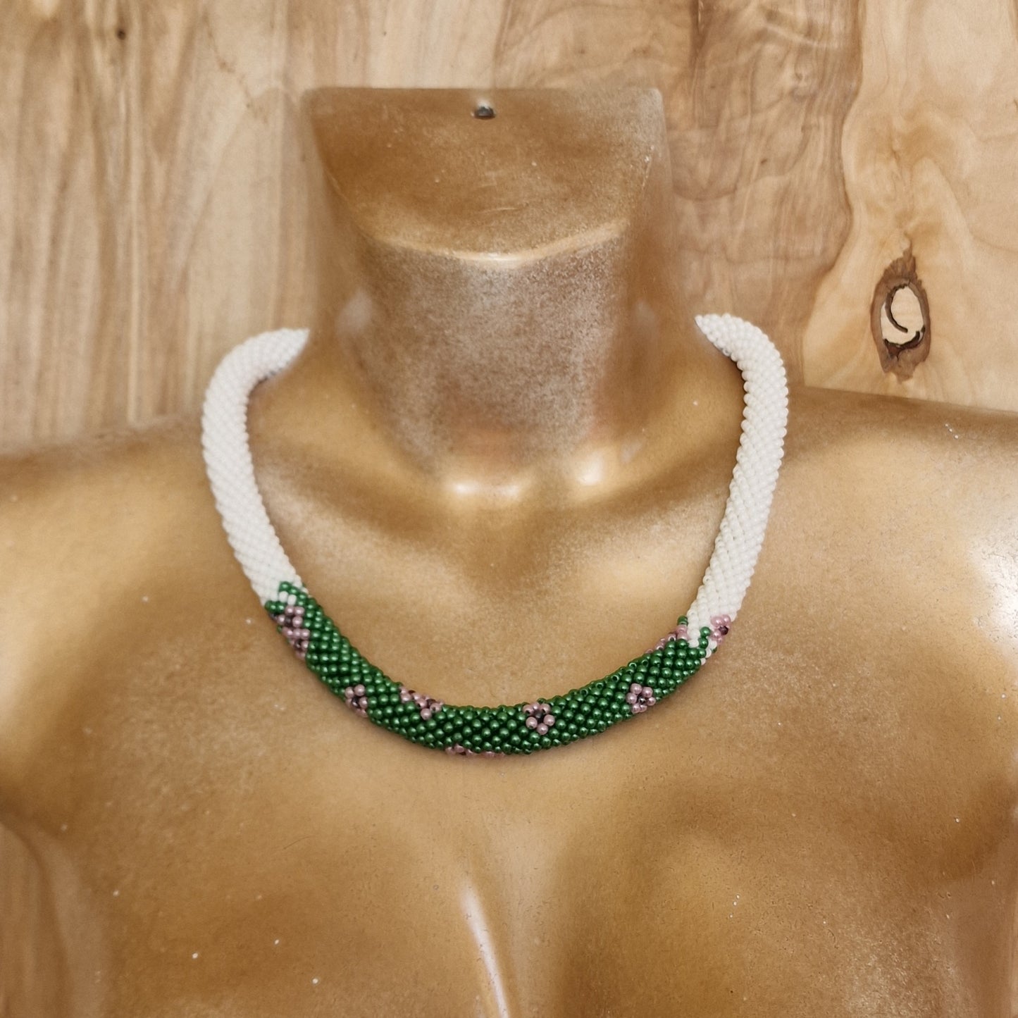 White tunnel bead necklace with green center (DAMI 20)