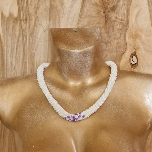 White tunnel pearl necklace with purple accent (DAMI 21)