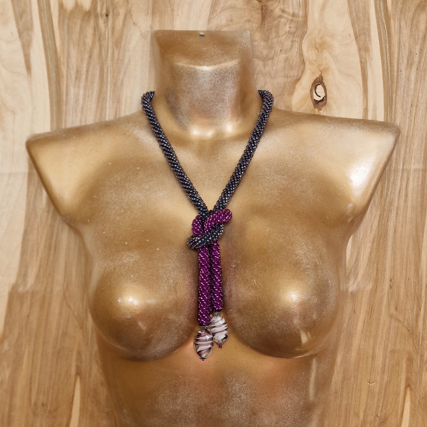 Gray and purple pearl necklace with decorative knot (DAMI 23)