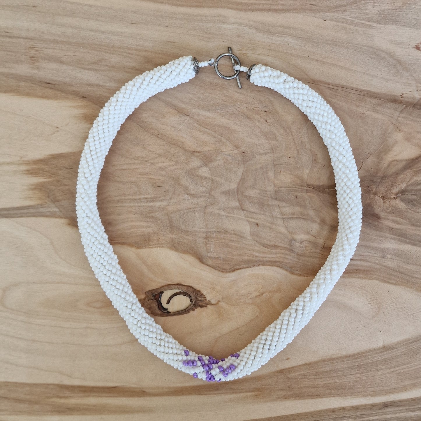 White tunnel pearl necklace with purple accent (DAMI 21)