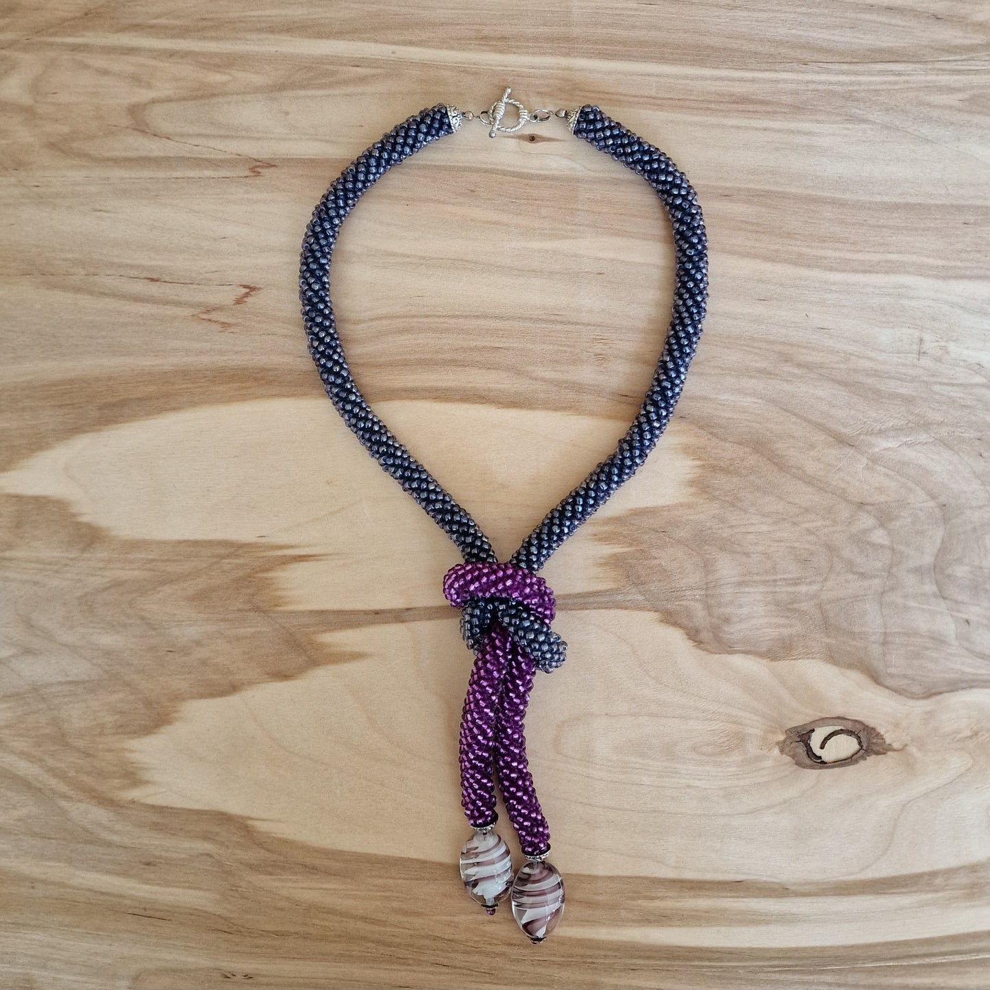 Gray and purple pearl necklace with decorative knot (DAMI 23)