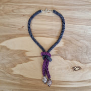 Pelēku un violetu sīkpērlīšu kaklarota ar dekoratīvu mezglu (DAMI 23)
