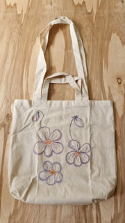 Auduma iepirkumu maisiņš ar uzšūtiem violetiem ziediem (LĪLU 9)