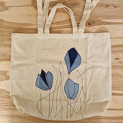 Auduma iepirkumu maisiņš ar uzšūtiem ziliem ziediem (LĪLU 10)