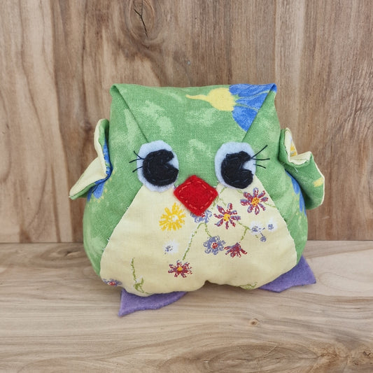 Hand-sewn toy - owl light green / yellow (VIER/EVOS 3)