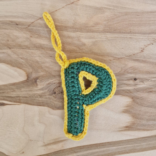 Crochet pendant - letter "P" (VIER/EVOS 8)