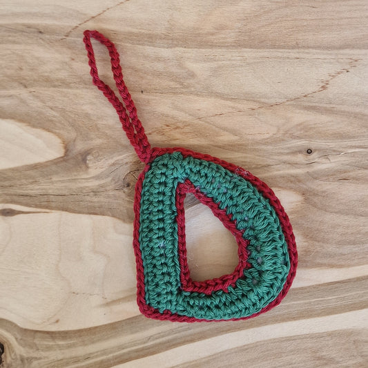 Crochet pendant - letter "D" (VIER/EVOS 11)