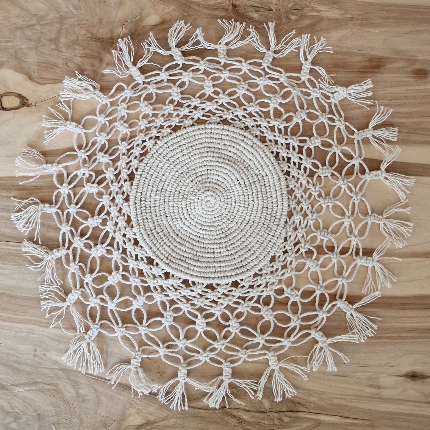 Table cover in macramé technique (ANBL 10)