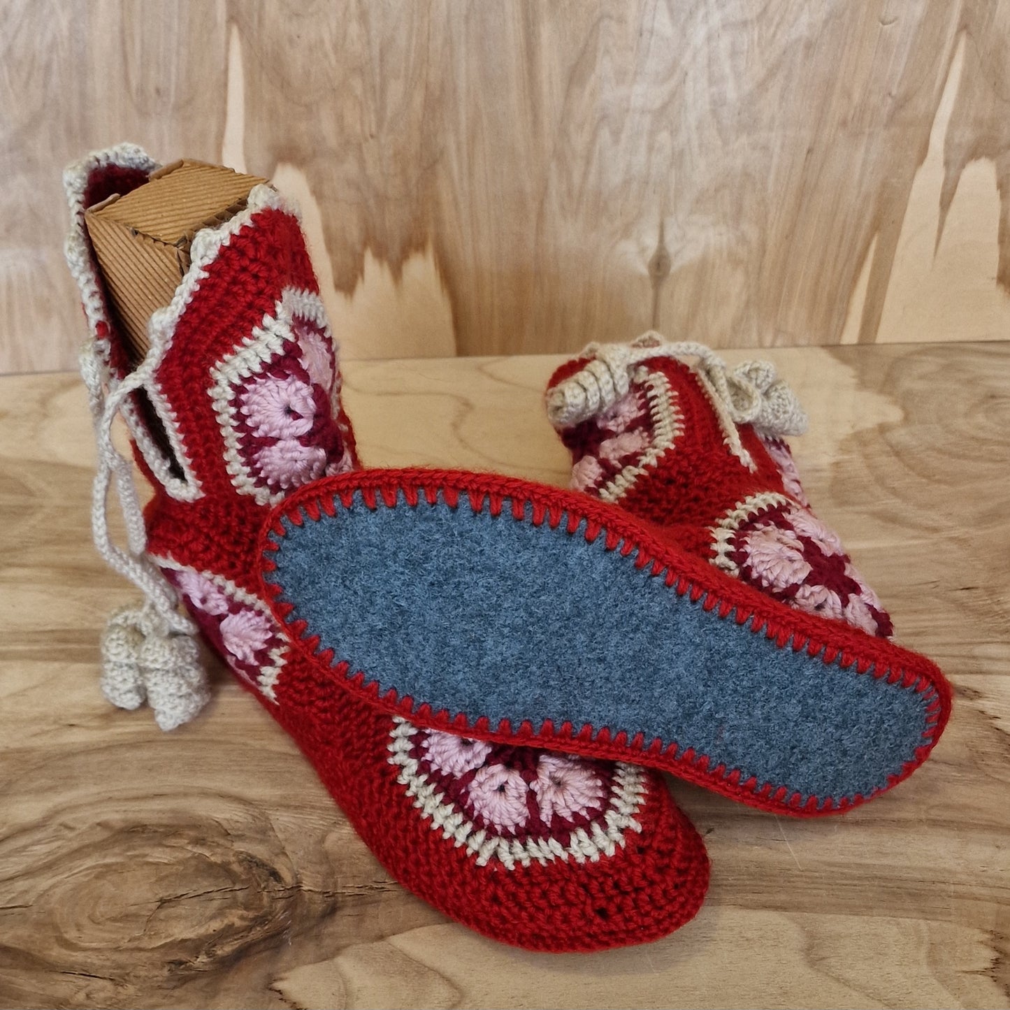 Hand crocheted booties/slippers size 39-40. in red-pink shades (ME 3)