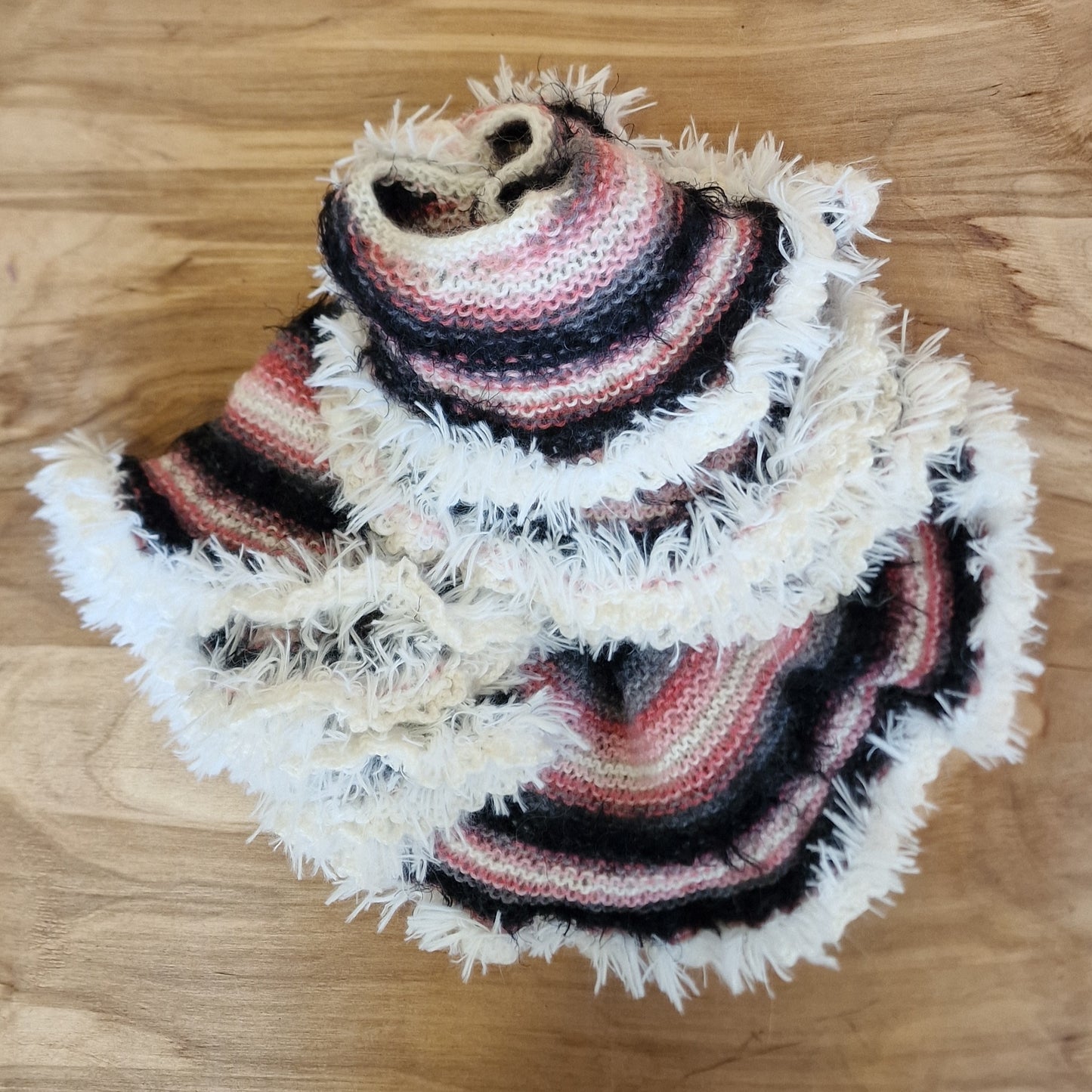 Hand-knitted round scarf pink/black/white (MY 22)