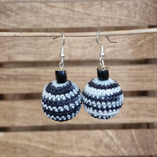 Black and white crochet earrings - balls mp (ALMA 99)