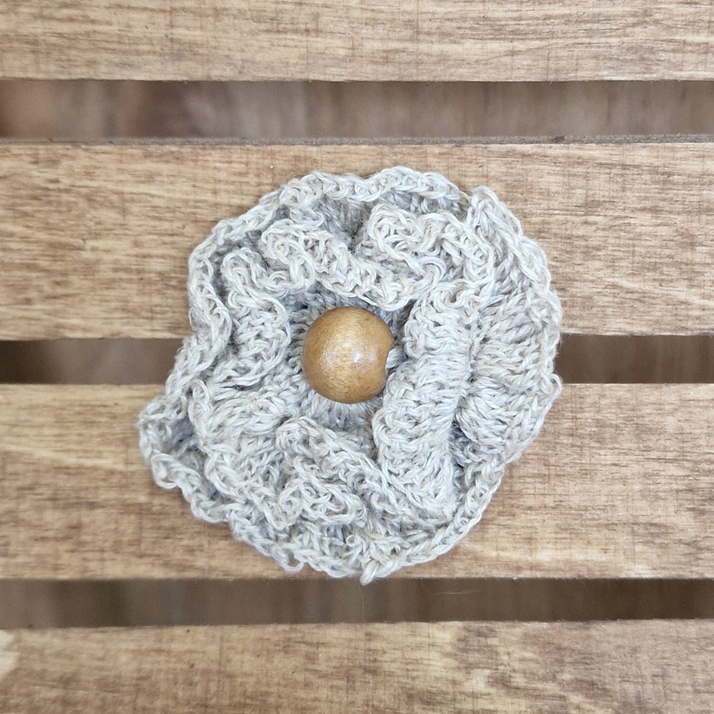 Crocheted linen brooch (ALMA 116)
