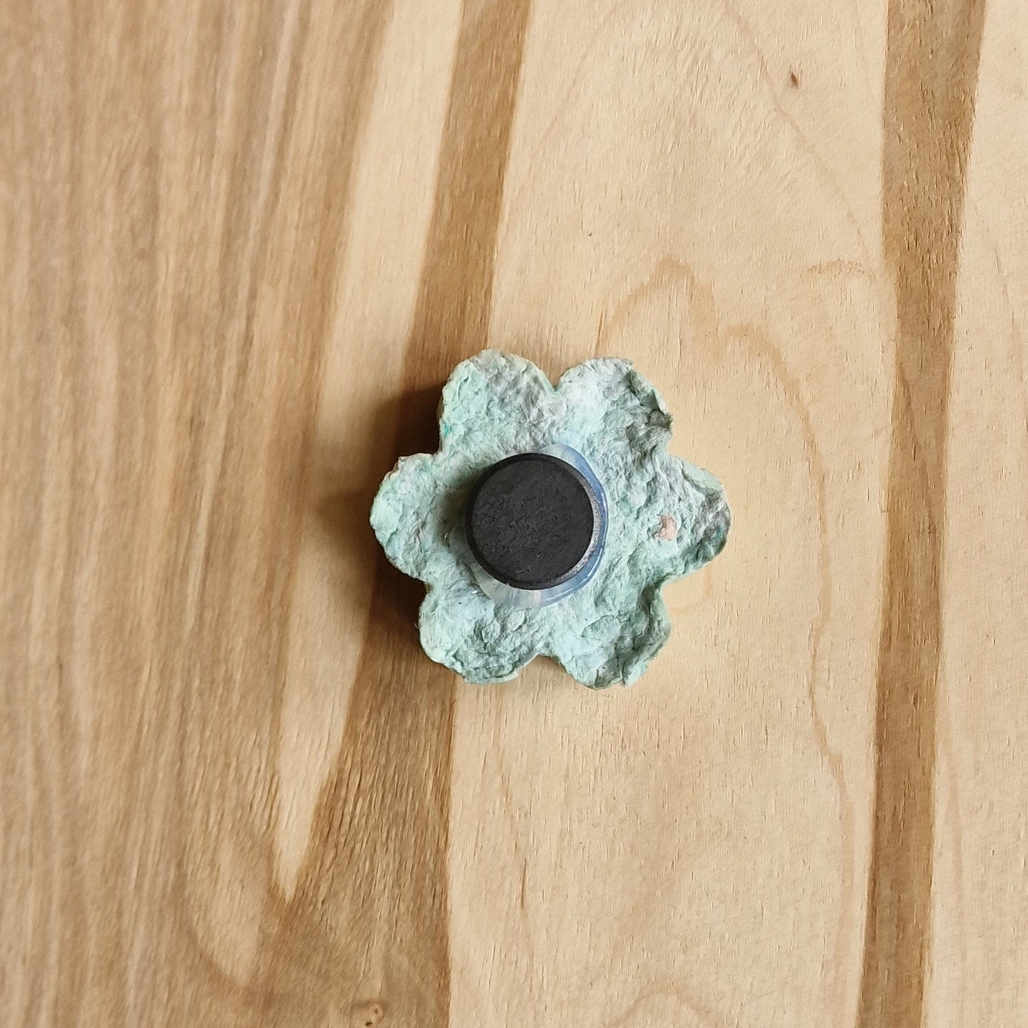 Magnet "light gray-blue flower" (RÜBÉ 26)